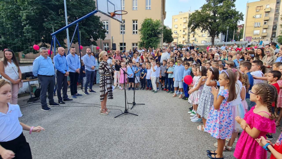 SREĆNA DECA, SREĆNI ĐACI Novu školsku godinu započelo je 65.000 prvaka i 760.000 ostalih učenika osnovnih i srednjih škola