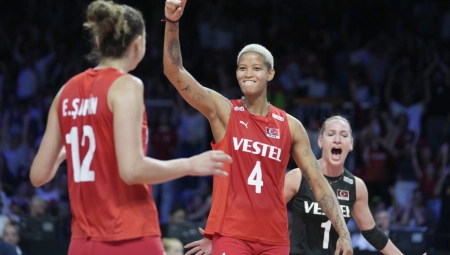 EVROPA DOBIJA NOVE VLADARKE Italija pala posle drame, Turska prvi finalista