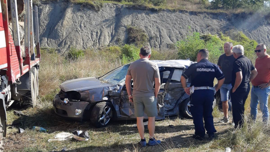 JEZIVA SAOBRAĆAJNA NESREĆA KOD NOVOG PAZARA Jedna osoba poginula, prvo udario u banderu, a zatim se zakucao u kamion koji je prevozio drva