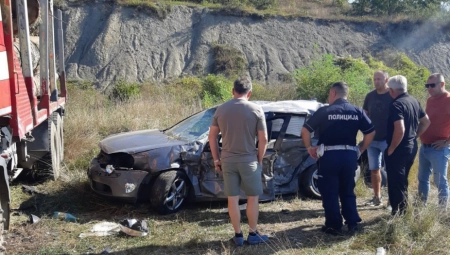 JEZIVA SAOBRAĆAJNA NESREĆA KOD NOVOG PAZARA Jedna osoba poginula, prvo udario u banderu, a zatim se zakucao u kamion koji je prevozio drva