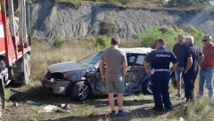 JEZIVA SAOBRAĆAJNA NESREĆA KOD NOVOG PAZARA Jedna osoba poginula, prvo udario u banderu, a zatim se zakucao u kamion koji je prevozio drva