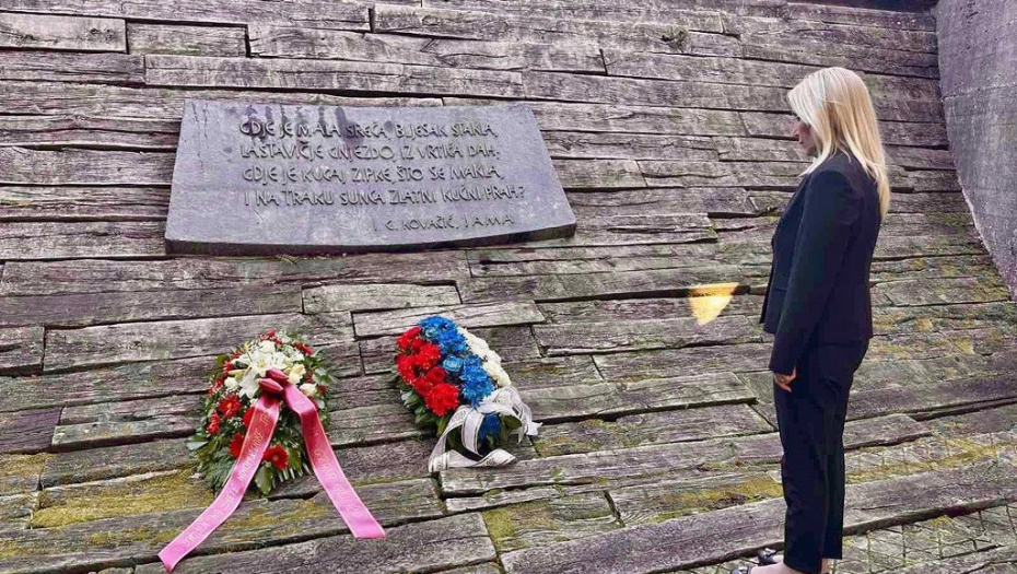 DA OPROSTIMO MORAMO, DA ZABORAVIMO NE SMEMO Ministarka pravde Maja Popović posetila Jasenovac