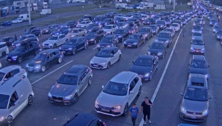 VOZAČI ČEKAJU PO 7 SATI NA GRANICI SA HRVATSKOM Opšti kolaps na prelazu Bajakovo, sporost hrvatskih graničara iznervirala putnike