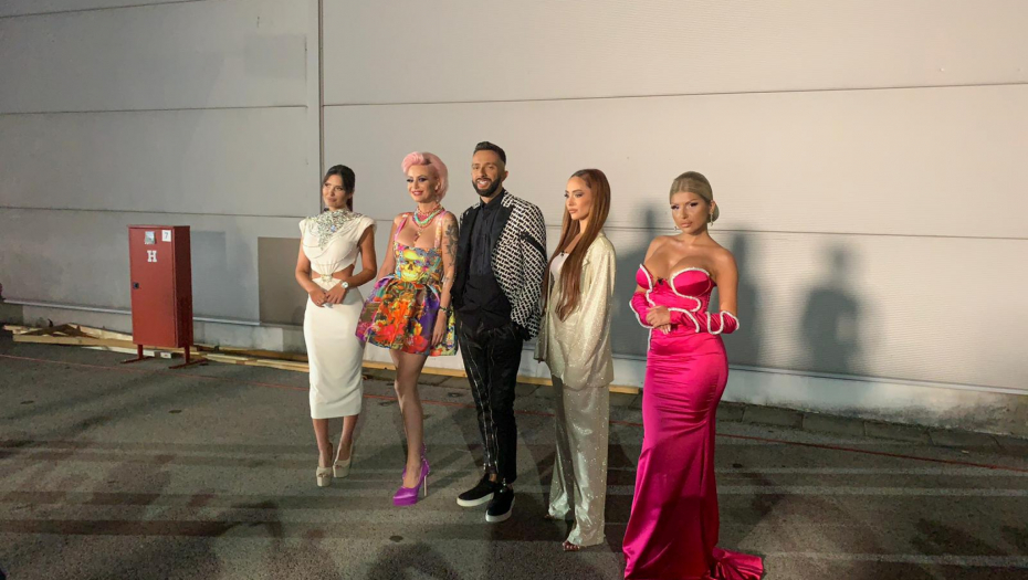 BEZ NJIH ELITA NE MOŽE DA POČNE Voditelji stigli u Šimanovce, od prizora zastaje dah (FOTO)