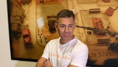 PONOVO POKRENUTA PRIČA O GEJ AFERI RIJALITI UČESNIKA! Njegova majka javno otkrila ko finansira njenog sina, ne može više da ćuti