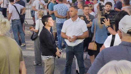 ALEKSIĆ S MORA PRAVO PRED KAMERE! Opozicionar se pojavio na političkom protestu da malo reklamira preplanuo ten