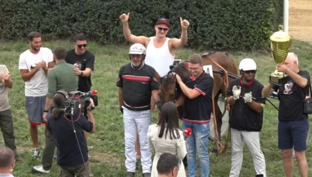 JOKIĆU, GLEDAŠ LI? Dok Bogdanović i drugovi bubreg daju za Srbiju i gaze ka zlatu, ti se mentalno odmaraj i timari konje