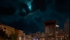 ŠTA SE TO NALAZI NA NEBU? Čovek snimao dete, onda se pojavila misteriozna svetlost (VIDEO)