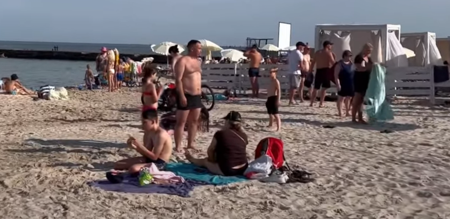 NA JADRANU KAO DA JE LETO Usred jeseni ljudi se kupaju i sunčaju