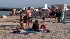 NA JADRANU KAO DA JE LETO Usred jeseni ljudi se kupaju i sunčaju