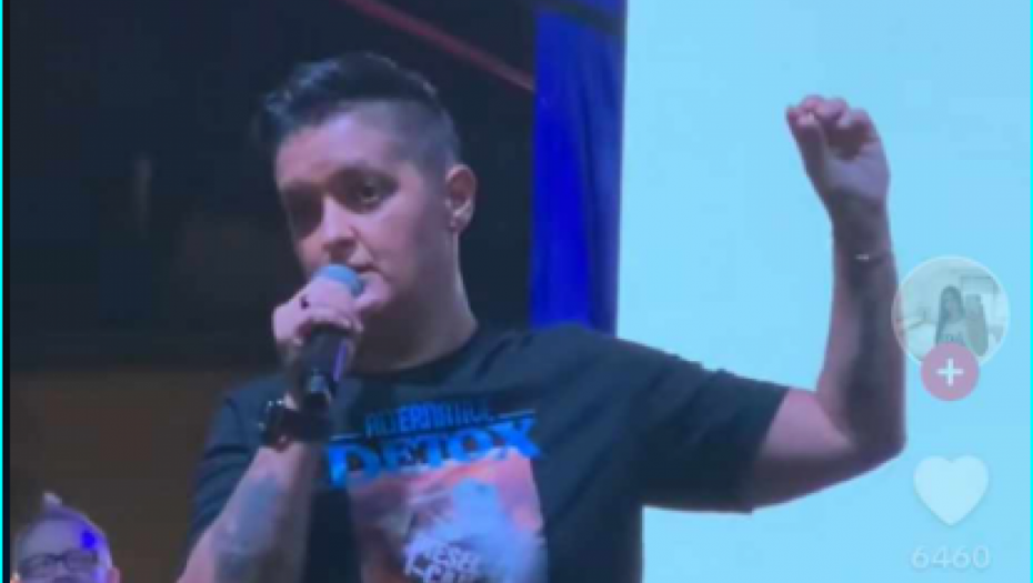 NEOČEKIVANA SCENA NA KONCERTU MARIJE ŠERIFOVIĆ Pevačica u trenutku nije znala kako da reaguje, publika gledala u neverici! (VIDEO)