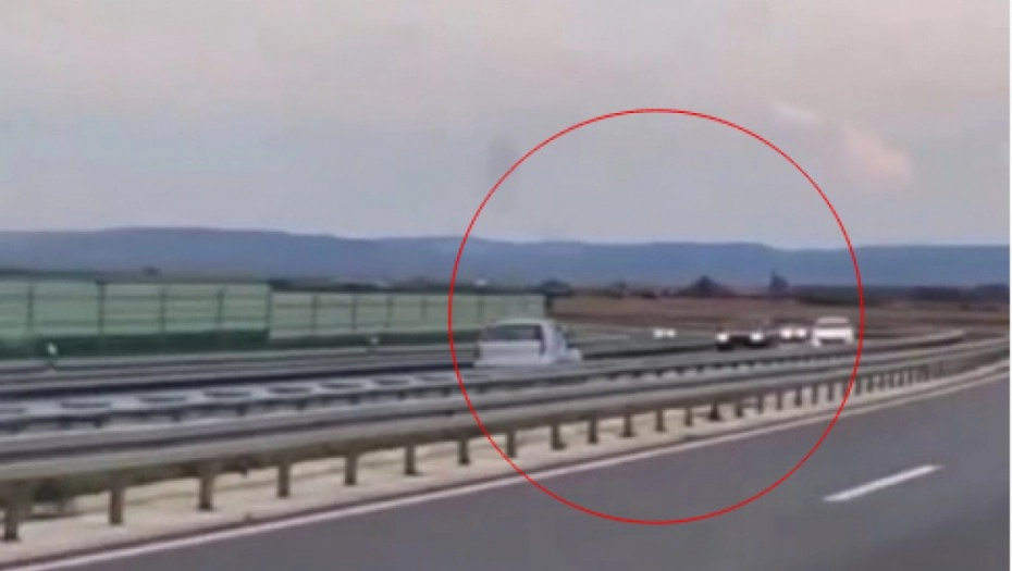 SUVOZAČ U PUNTU SNIMAO "LAJV"? Svi se pitaju da li je moguće šta radi na auto-putu?  (VIDEO)