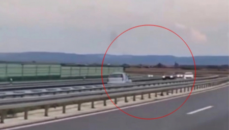 SUVOZAČ U PUNTU SNIMAO "LAJV"? Svi se pitaju da li je moguće šta radi na auto-putu?  (VIDEO)