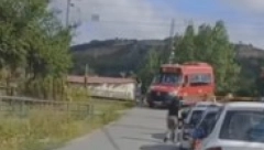 DA LI JE MOGUĆE DA SE OVO DEŠAVA: Uznemirujući snimak - Vozač minibusa zaobilazi spuštenu rampu u Rakovici, ljudi se krste