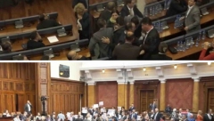 KURTIJEVA OPOZICIJA Poslanici dela opozicije divljaju u parlamentu, scene kakve smo gledali samo u Prištini