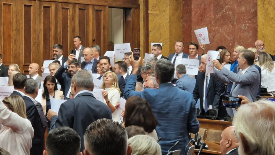 GROZOMORNO Divljanje dela opozicije u Skupštini Srbije dobilo novu, odvratnu dimenziju (FOTO)