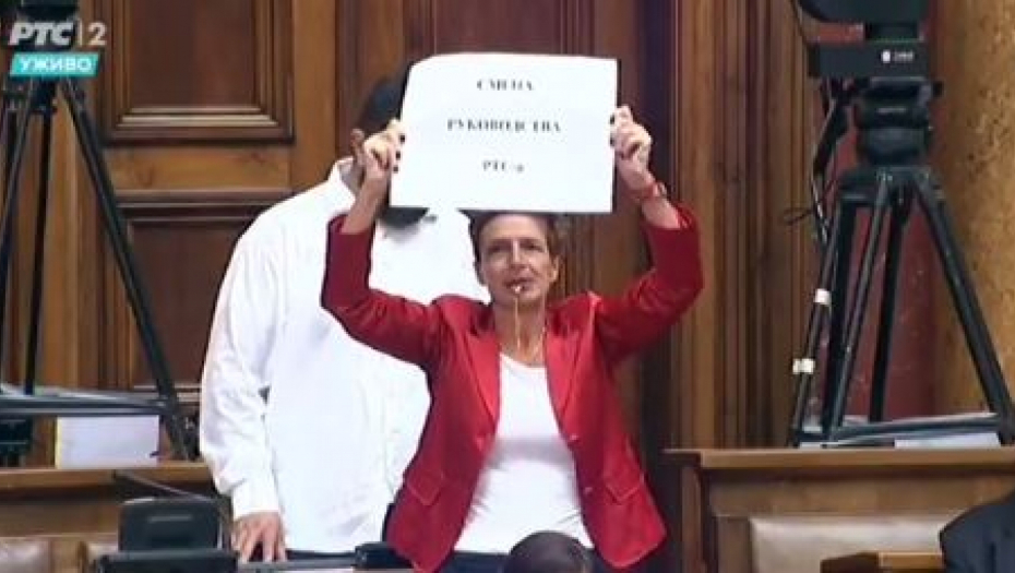 MOŽE LI NIŽE OD OVOGA? Opozicija zviždi i pušta muziku dok priča otac deteta sa leukemijom (VIDEO)