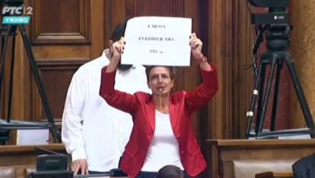 MOŽE LI NIŽE OD OVOGA? Opozicija zviždi i pušta muziku dok priča otac deteta sa leukemijom (VIDEO)