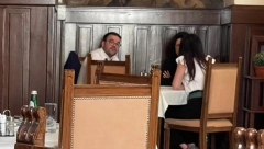 KRKENZI BATO! Pištaljke zamenili kašikama! Opozicija posle divljanja u parlamentu otišla da se omrsi (FOTO)