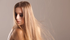 AKO VAM JE KOSA U HAOSU, OVAJ TRIK JE SPAS Sve što vam treba je aluminijumska folija, a frizura će biti kao iz salona