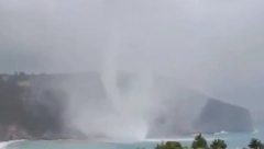VODENI TORNADO U GRČKOJ Zastrašujuća scena snimljena na ostrvu (VIDEO)