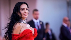 AU, KAKVA BRUKA Ceo svet priča o čizmama koje je Georgina uparila s glamuroznom crvenom haljinom i nikom nije jasno zašto je to uradila