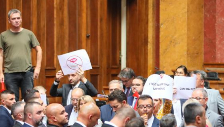 ĆUTA SE POPEO NA POSLANIČKU KLUPU Opozicija ne prestaje sa pravljenjem nereda u Skupštini (VIDEO)