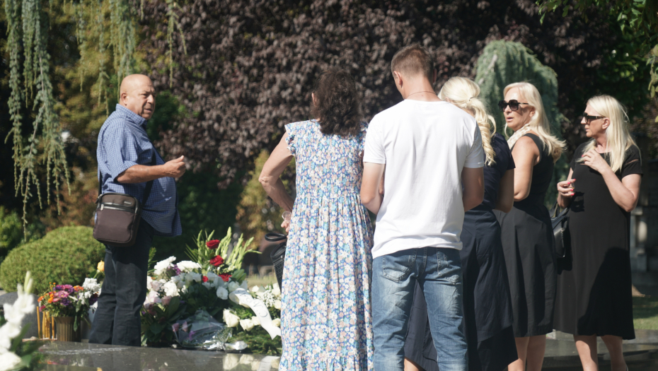 GOCA LIJE SUZE Porodica izašla na Šabanov grob na njegov rođendan, bol i dalje ne prolazi! (FOTO)