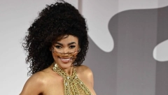 OVA ŽENA JE GOLA! Kada se glumica pojavila na crvenom tepihu sve je stalo, ljudi u šoku, ne veruju šta gledaju