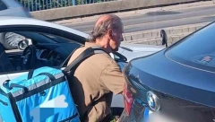 DOK MU SE ĆERKA BAHATI, ON RINTA Alo! paparazzo: Karađorđe Subotić se muči po ceo dan, radi kao dostavljač hrane FOTO