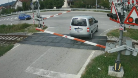 JEZIV SNIMAK KRUŽI DRUŠTVENIM MREŽAMA Devojka ostala zarobljena na šinama dok se voz približavao (VIDEO)