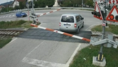 JEZIV SNIMAK KRUŽI DRUŠTVENIM MREŽAMA Devojka ostala zarobljena na šinama dok se voz približavao (VIDEO)