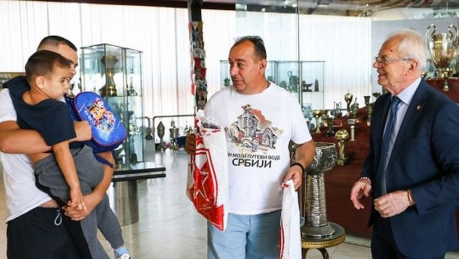 SJAJAN GEST CRVENO-BELIH Zvezda ugostila porodicu sa dvanaestoro dece i obradovala ih brojnim poklonima