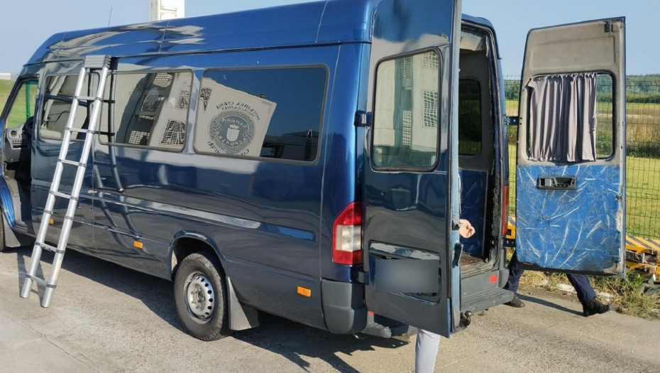 CARINICI ZAUSTAVILI PLAVI KOMBI NA BATROVCIMA Bio im je sumnjiv, nisu verovali šta sve ima u krovu