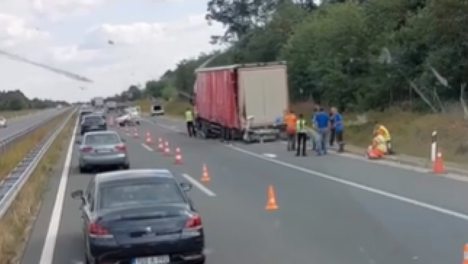 PRVI STRAVIČNI SNIMCI NESREĆE NA "MILOŠU VELIKOM" Auto skroz smrskan u direktnom sudaru
