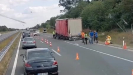 PRVI STRAVIČNI SNIMCI NESREĆE NA "MILOŠU VELIKOM" Auto skroz smrskan u direktnom sudaru