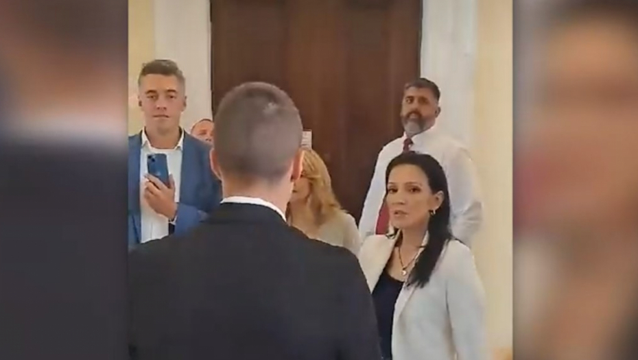 OPOZICIJA NASTAVLJA DA PUCA SEBI U NOGU Mariniki čudno što pripadnik MUP-a obezbeđuje rad Skupštine (FOTO)