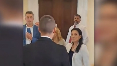OPOZICIJA NASTAVLJA DA PUCA SEBI U NOGU Mariniki čudno što pripadnik MUP-a obezbeđuje rad Skupštine (FOTO)