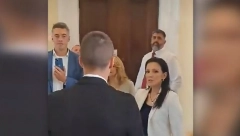 OPOZICIJA NASTAVLJA DA PUCA SEBI U NOGU Mariniki čudno što pripadnik MUP-a obezbeđuje rad Skupštine (FOTO)