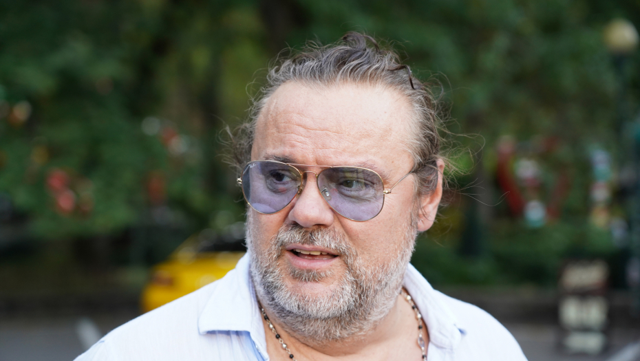 NOVA DEVOJKA ŽELJKA ŠAŠIĆA POKUŠALA DA POBEGNE OD MEDIJA Sve oči uprte u nju zbog jednog detalja, pevač ne skida osmeh sa lica (FOTO)