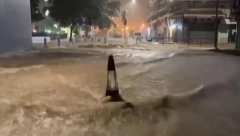 CEO GRAD POD VODOM Provala oblaka kakva se na pamti, kiša samo poliva, na ulicama potoci (VIDEO)