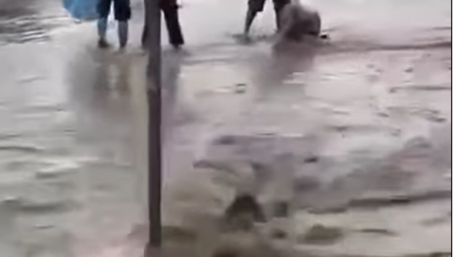 BUJICA ODNELA AUTOMOBIL Užas u Grčkoj, spasioci tragaju za najmanje dve osobe