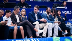 LEGENDE GLEDAJU "ORLOVE" Amerikanac, Španac i Argentinac koga je Srbija dobro upamtila prate meč naše reprezentacija (FOTO)