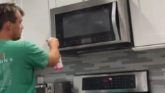 POSTOJE I OVAKVI MUŠKARCI Kuva, čisti, čuva decu i ženi priprema doručak, svaka bi poželela ovakvog muža