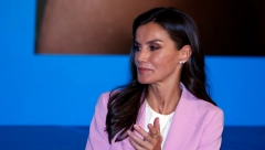 ONA NE UME DA NAPRAVI GREŠKU Odelo boje jorgovana kraljice Leticije pravi modni bingo