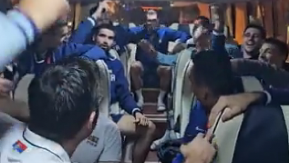 LUDO SLAVLJE U AUTOBUSU Evo koju pesmu su "orlovi" posvetili Kariju