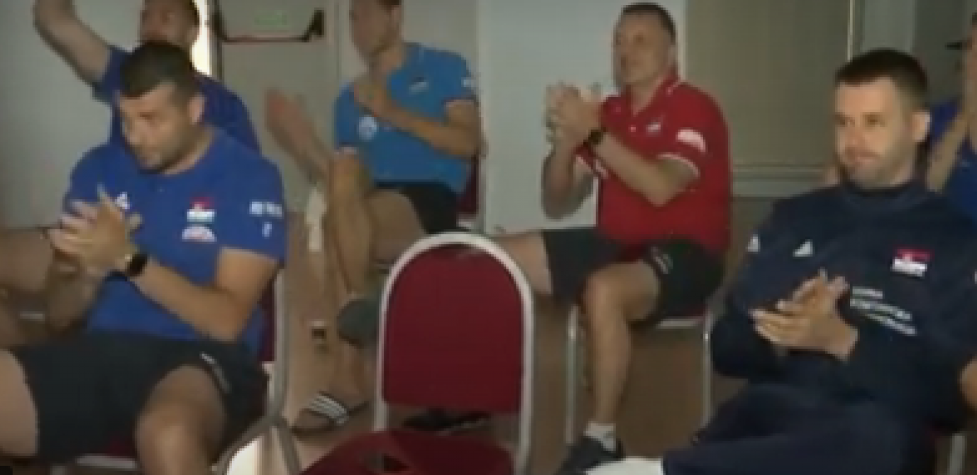 ODBOJKAŠI PROPUSTILI TRENING ZBOG KOŠARKAŠA Pogledajte kako su ih bodrili na putu do finala (VIDEO)