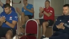 ODBOJKAŠI PROPUSTILI TRENING ZBOG KOŠARKAŠA Pogledajte kako su ih bodrili na putu do finala (VIDEO)