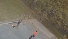 UŽAS NA KARABURMI! ŠARPLANINAC NAPAO DETE U ŠKOLSKOM DVORIŠTU Vlasnica nije htela da mu pomogne, snimljena kako beži (VIDEO)