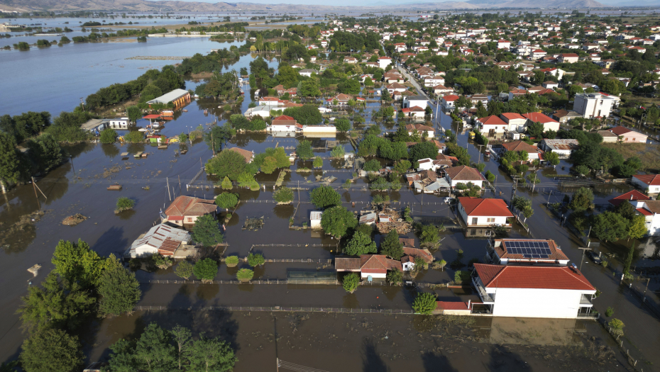 POPLAVE U GRČKOJ ODNELE NAJMANJE 10 ŽIVOTA Saobraćaj prekinut, nema vode, škole ne rade (FOTO)
